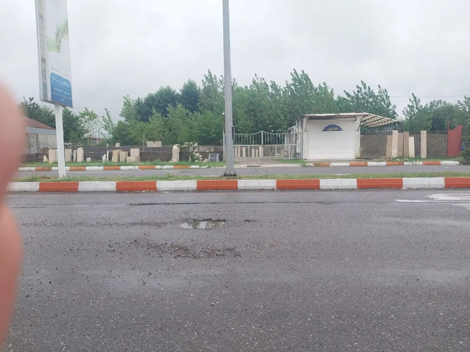 اجاره مغازه با ۷۰۰متر زمین