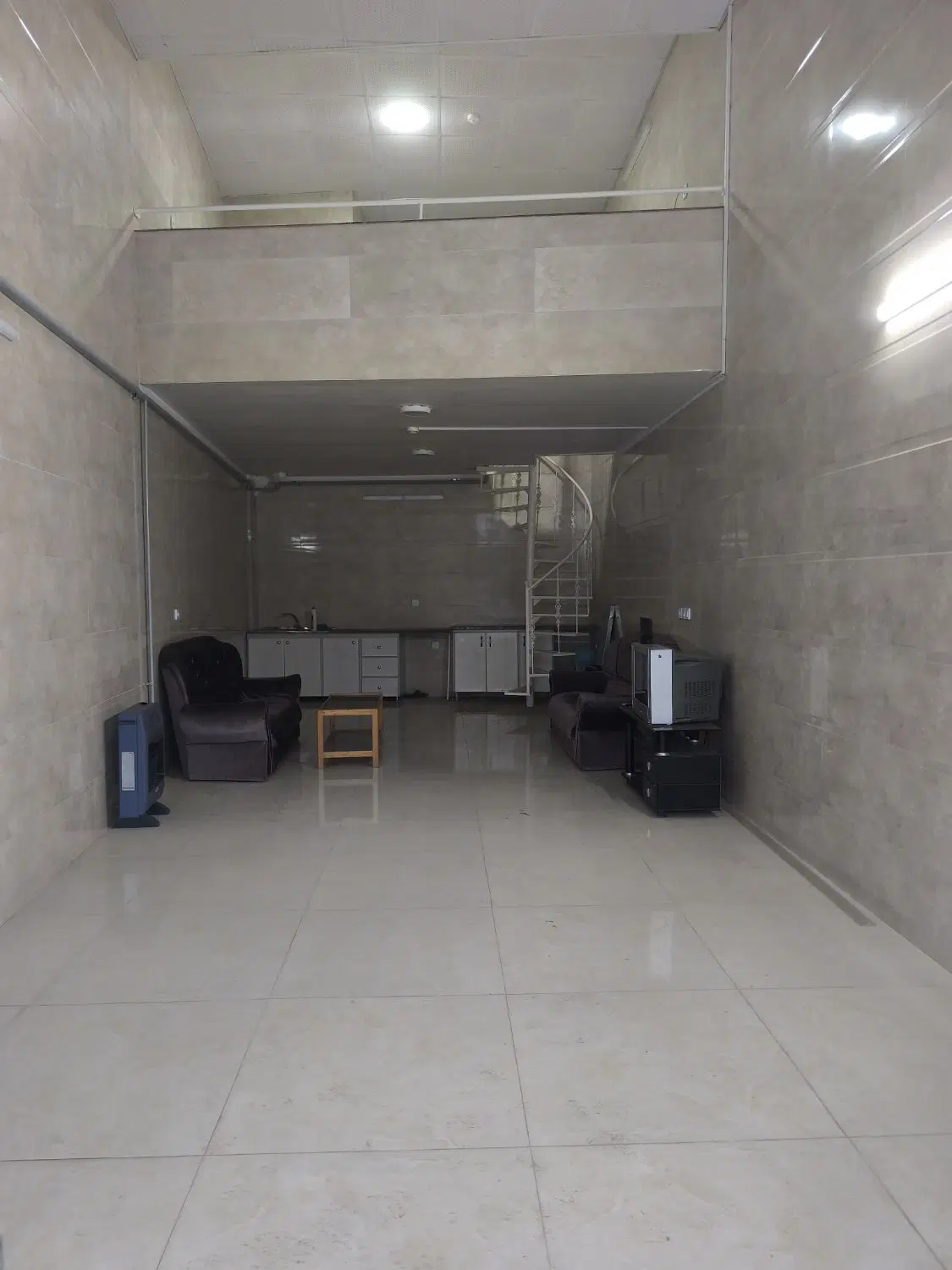 مغازه تجاری، بر خیابان اصلی