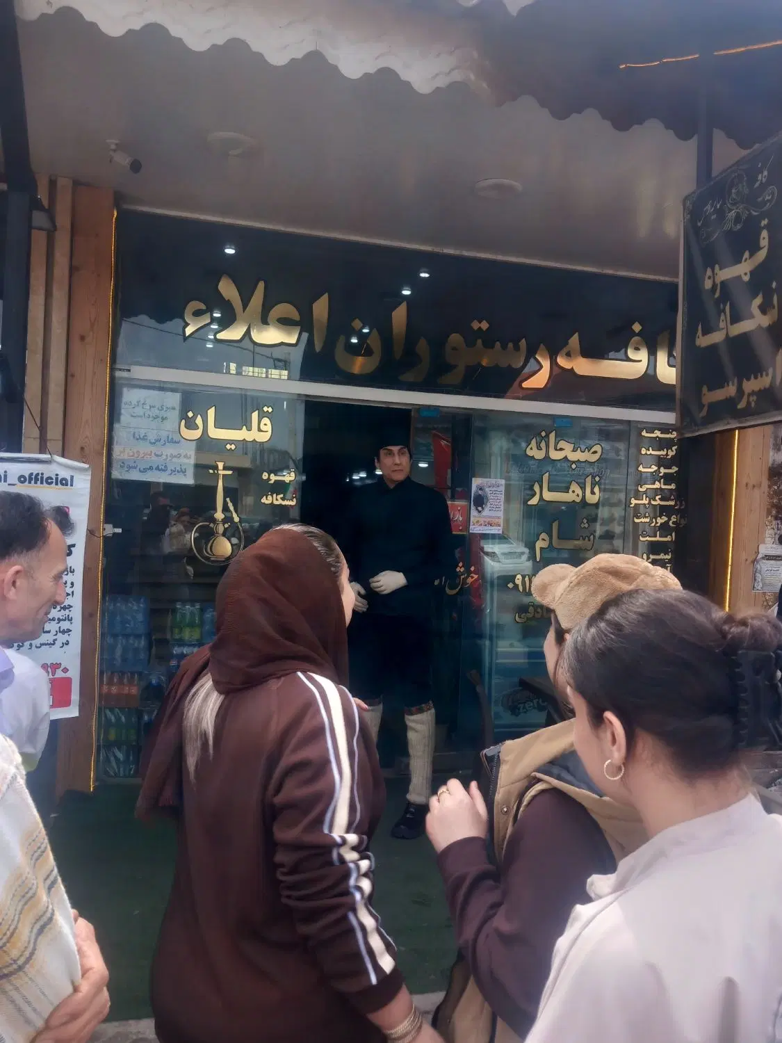 ۹۰ متر کافه رستوران با وسایل