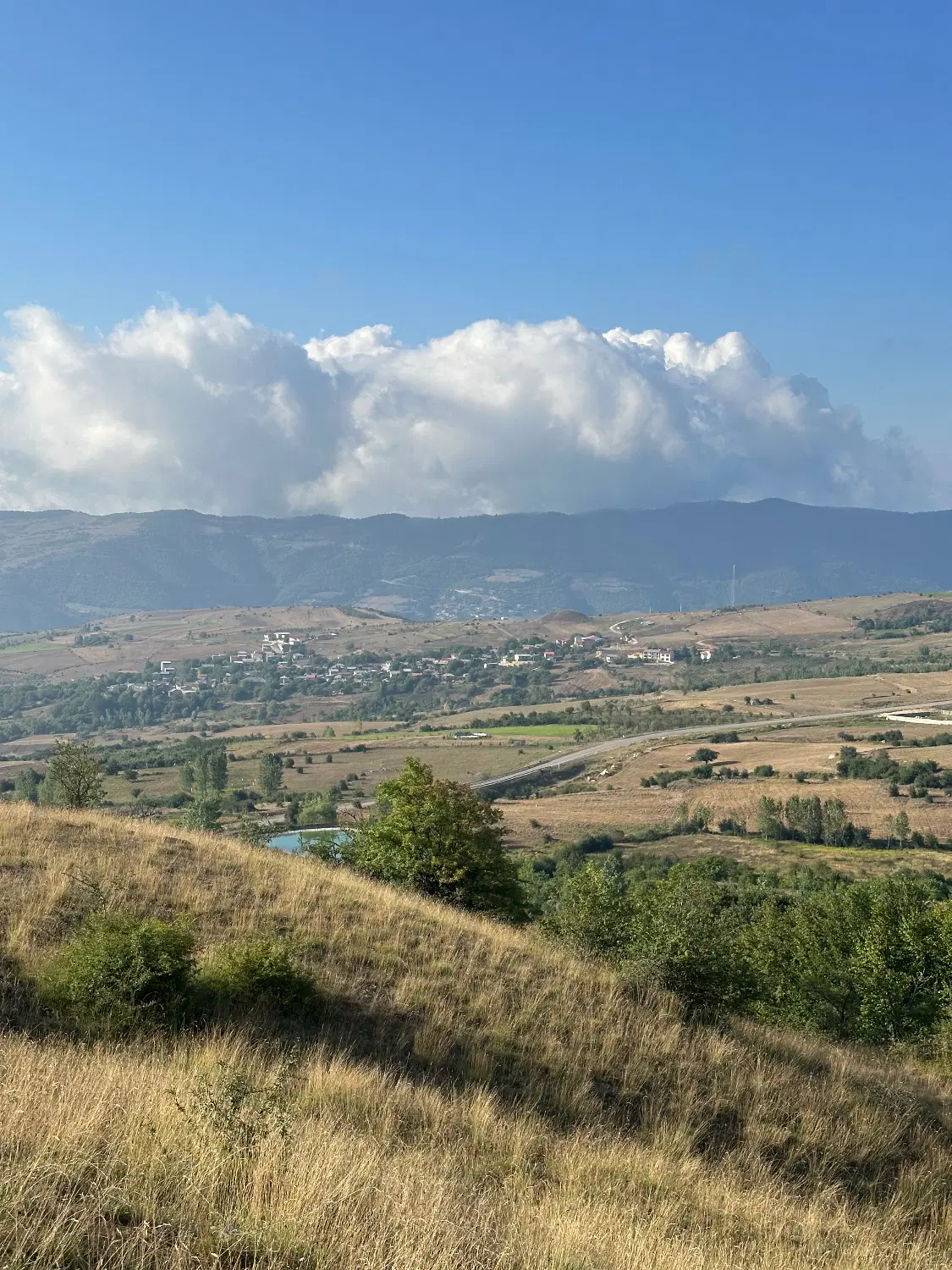 زمین کوهستانی با چشمه