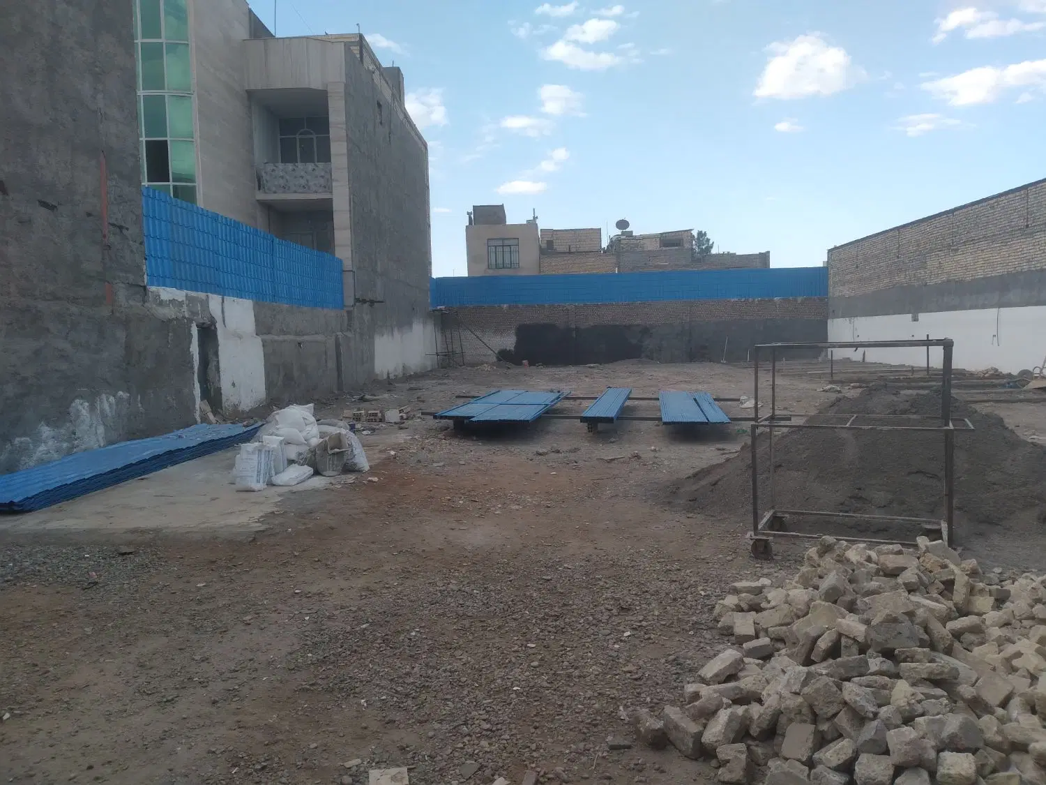 فروش ۲۵۰ متر مغازه وزمین حاشیه توس ۸۵