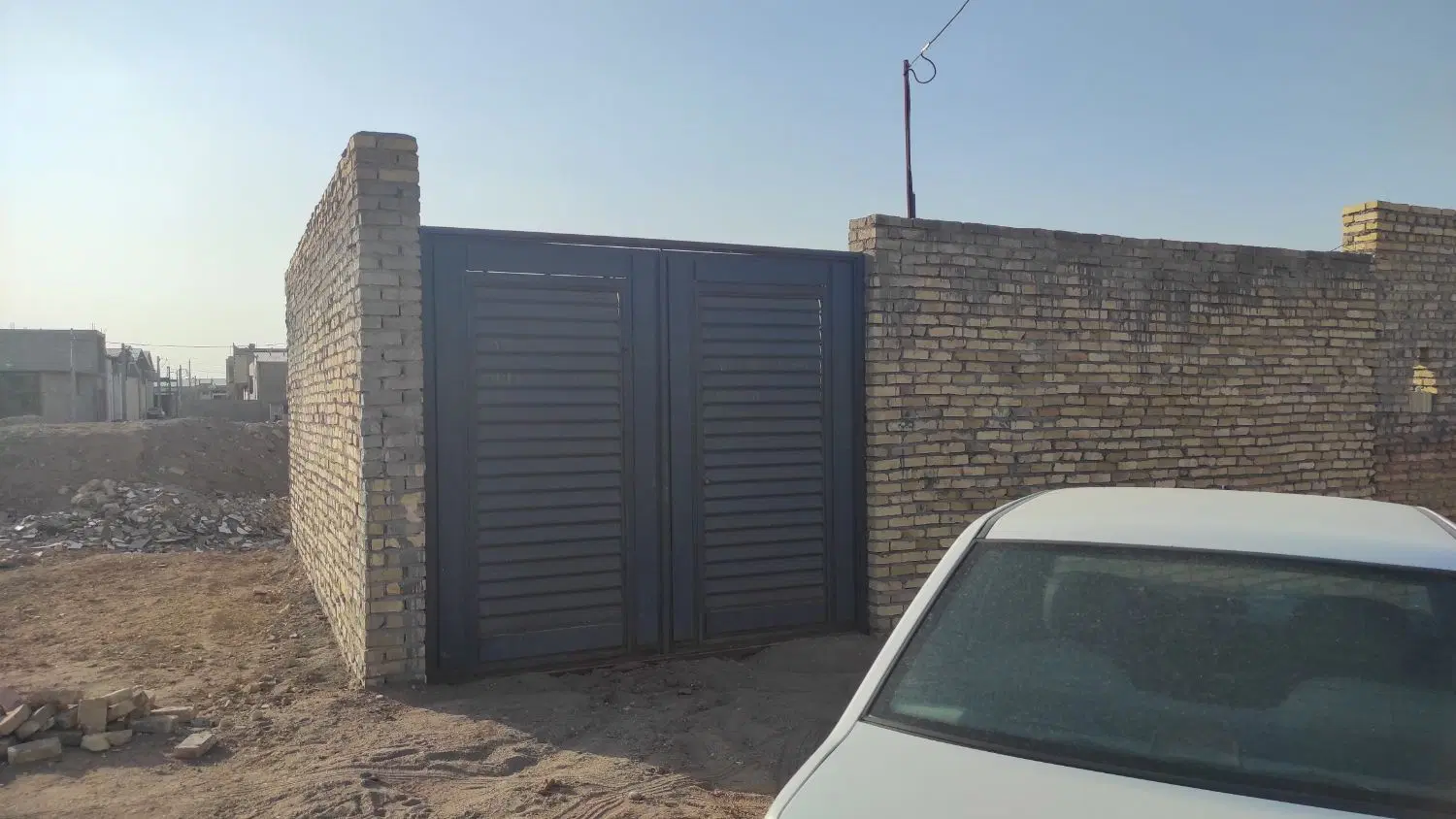 زمین نیمه ساز دارای آب و برق