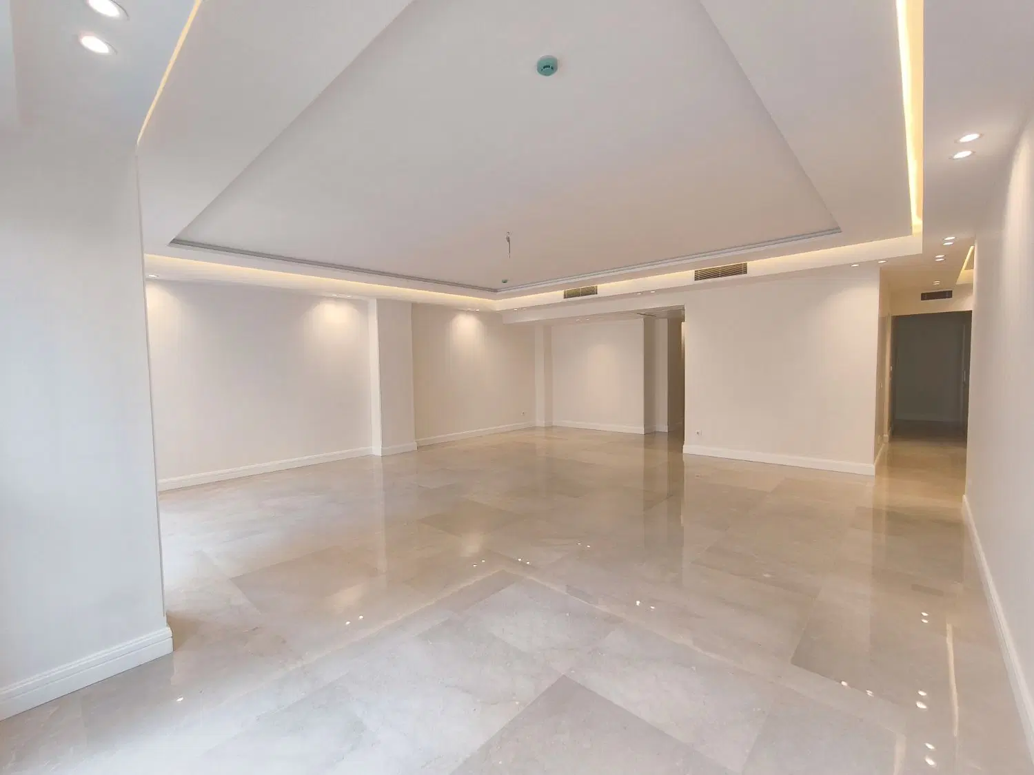آپارتمان ۲۲۰ متر * تاپ لوکیشن *