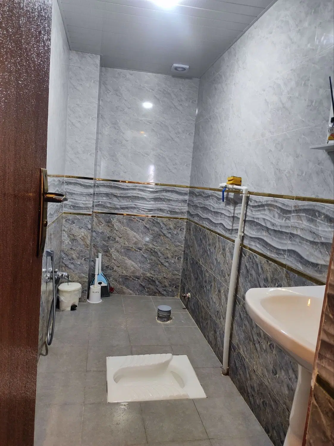 خانه آپارتمانی طبقه چهارم یکسال ساخت