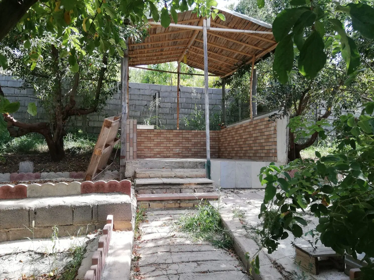 300 متر باغچه گلدشت همه امکاناتی هم داره