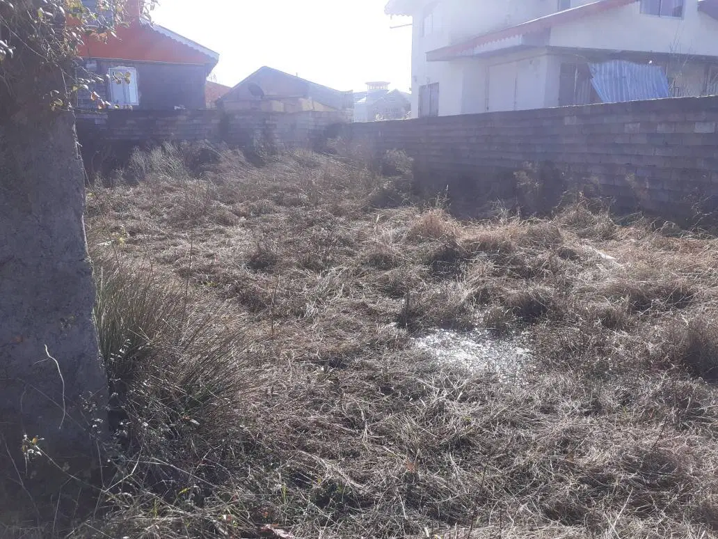 زمین۳۲۶ متری کاملا مسکونی .با جواز ساخت