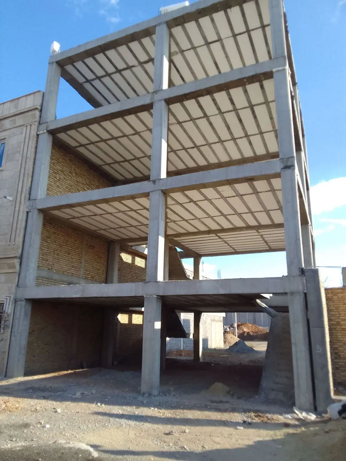 ساختمان نیمه کاره