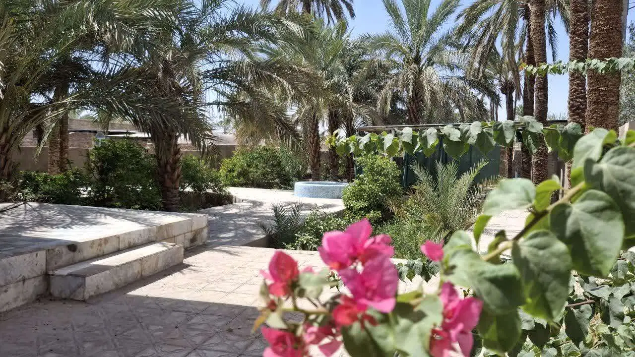 خانه‌ای بزرگ و سرسبز در مرکز شهر با دسترسی عالی