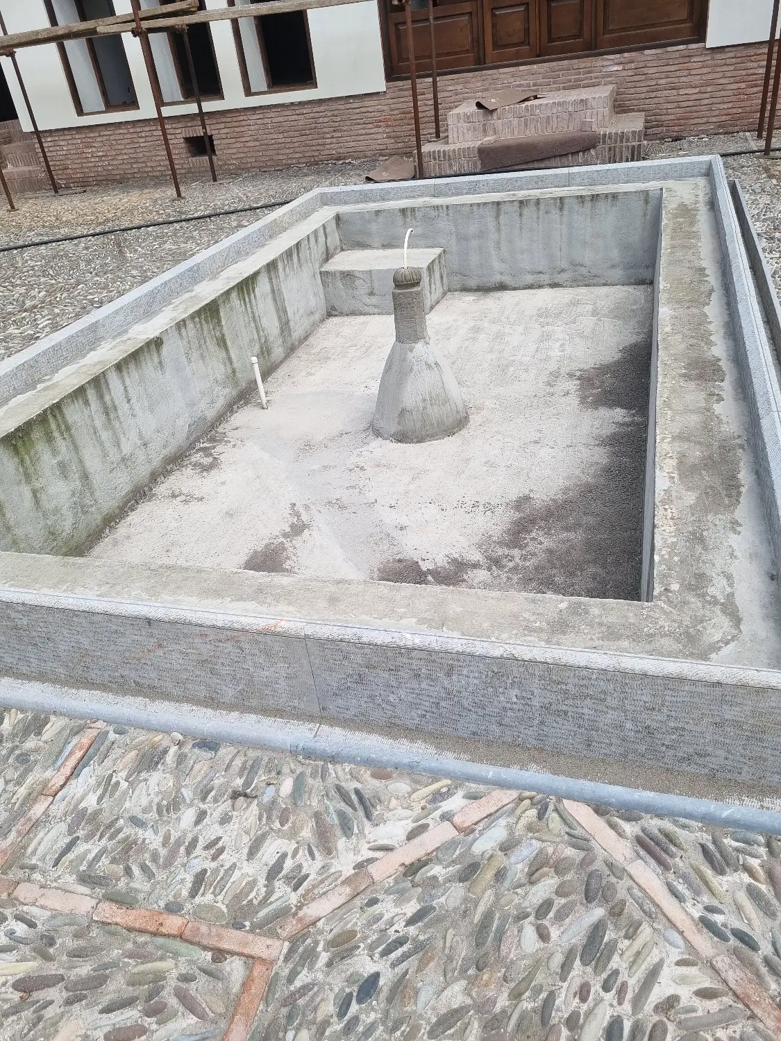 اجاره یک باب مغازه واقع خیابان بعثت عکس تزئینی