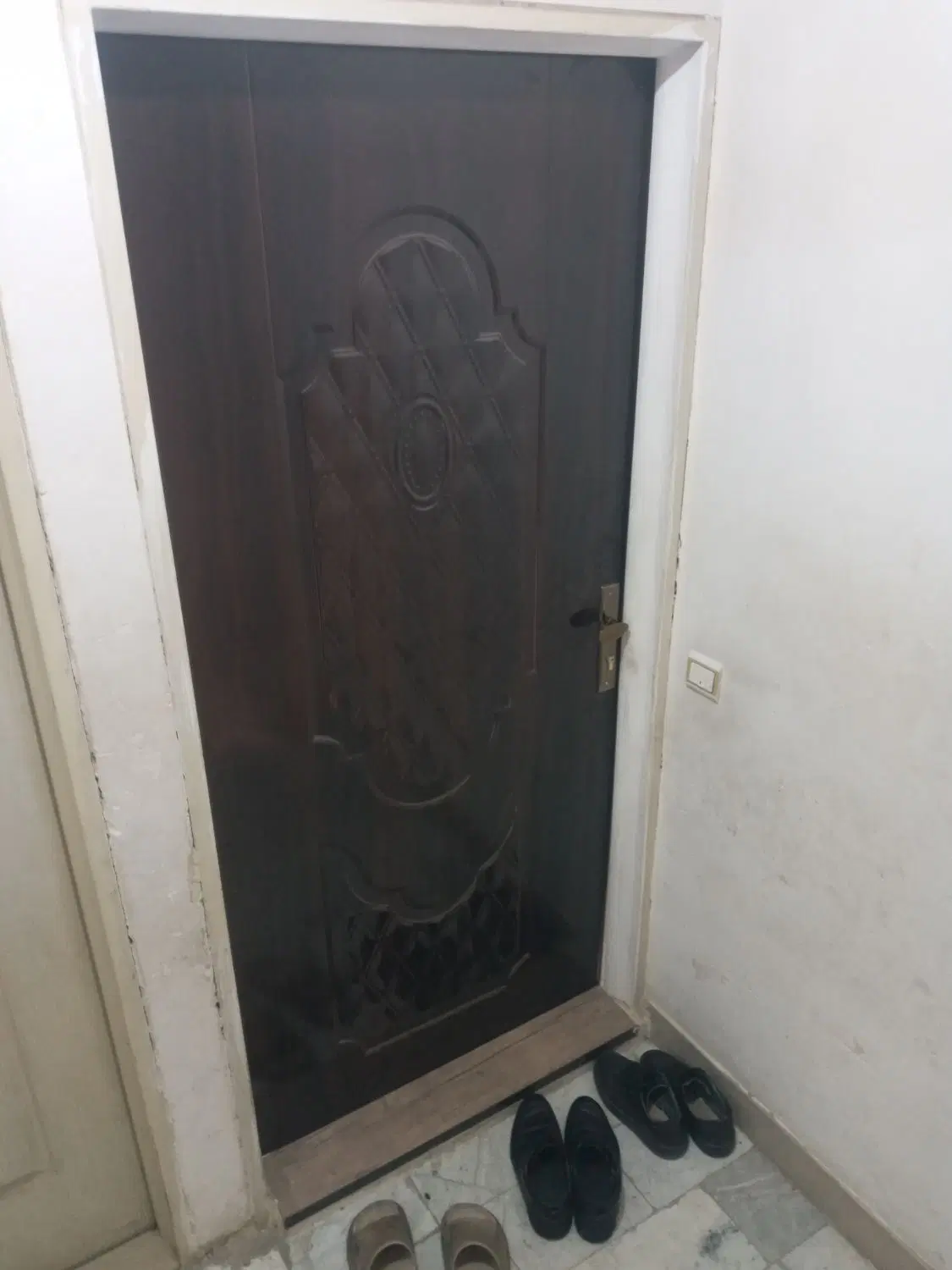 با سلام یک آپارتمان به مترراج ۵۵ به فروش می‌رسد