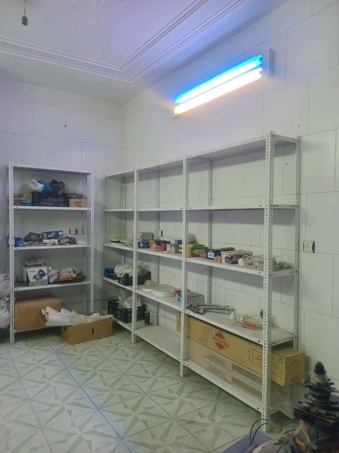 مغازه تجاری ۱۷ متری بر خیابان ضابط زاده