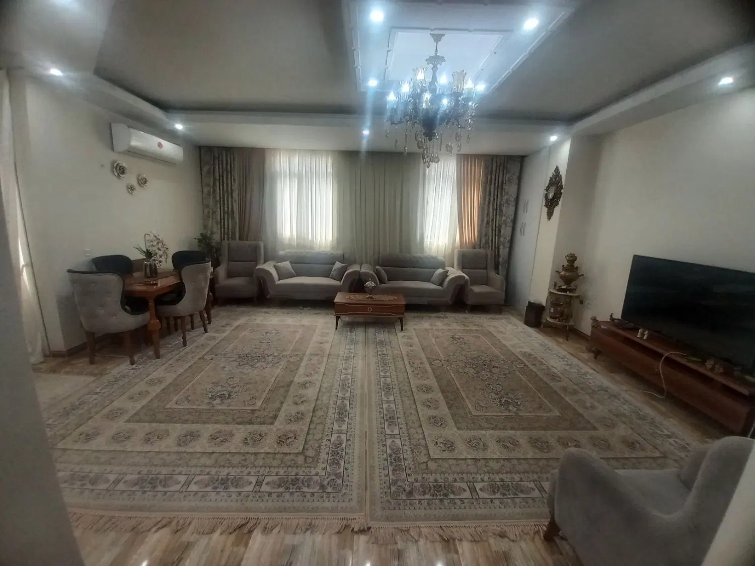 فروشدیک واحد آپارتمان_ ۹۰ متراژ_ دارای آسانسور