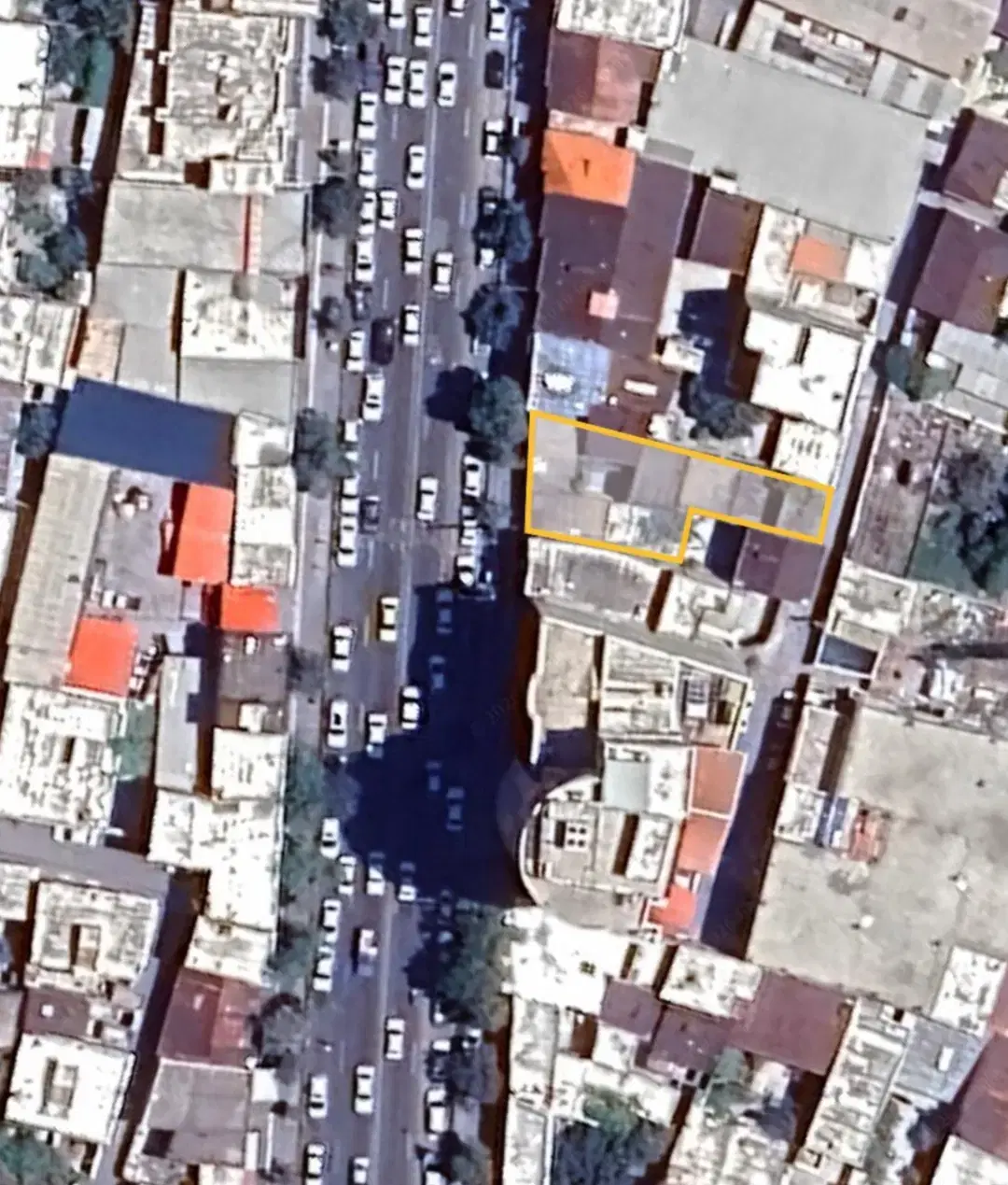 ۲۵۰ متر خانه با دو دهنه مغازه بر خیابان طالقانی
