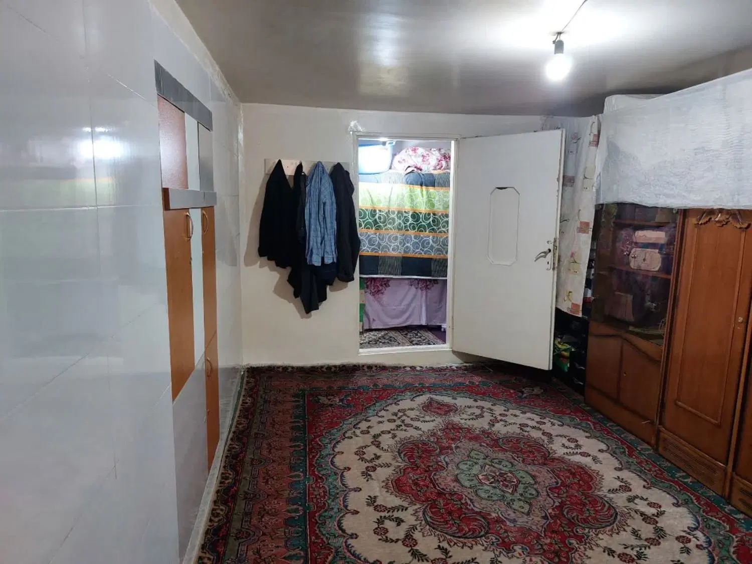 حیاط۱۰۰متری درخیابان مشروطه روبروی پارک مشروطه