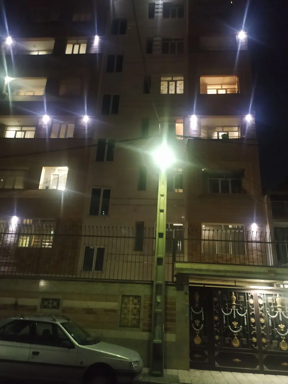 خانی ابادنومیعادشمالی،کلنگی سه طبقه بغل دار
