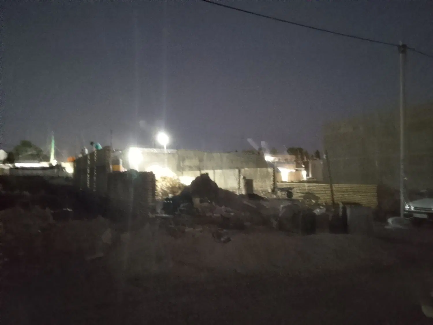 زمین نیم کاره