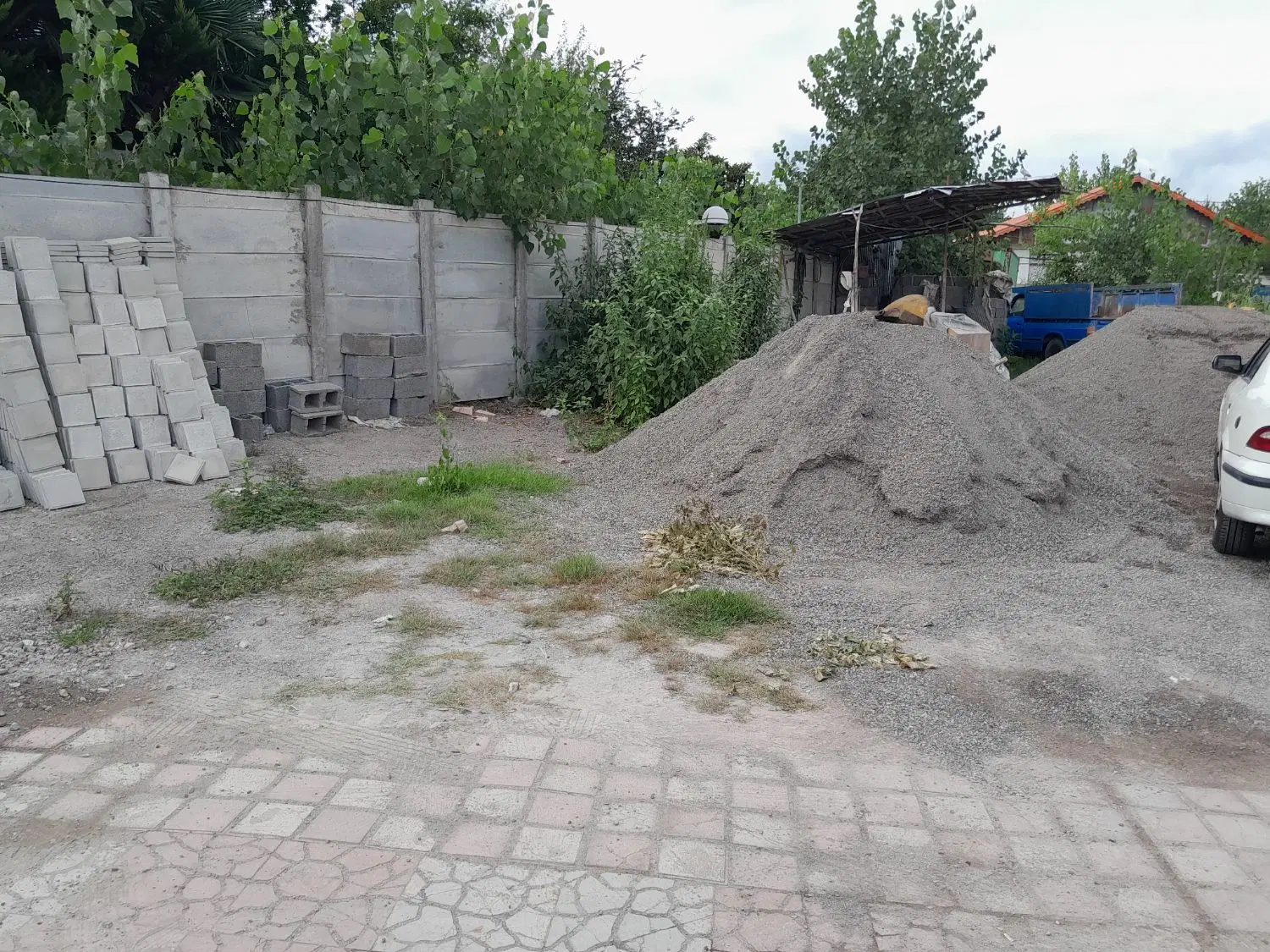 زمین دور دیوار و دارای کاربری