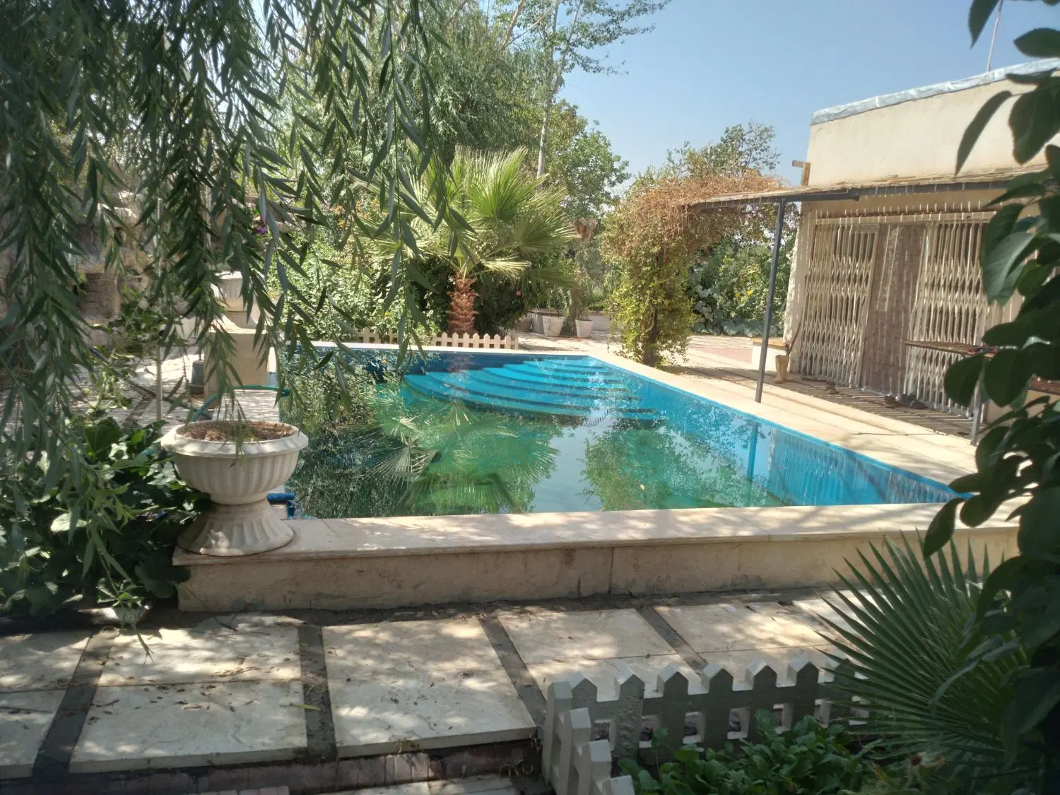 باغ با منظره کوه و رودخانه