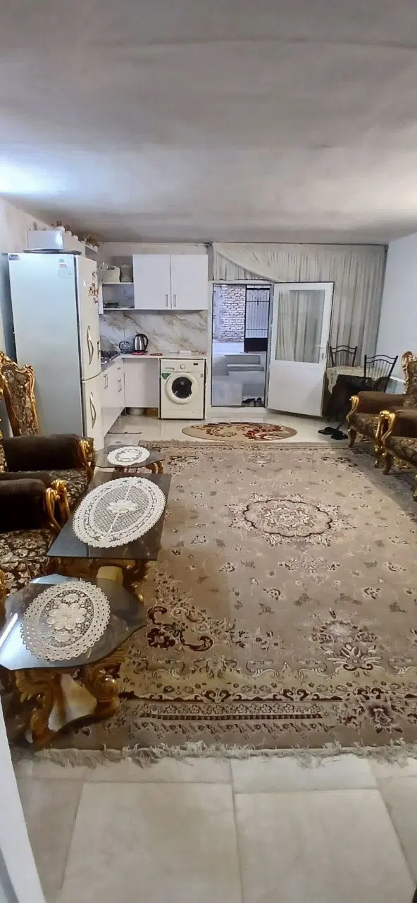 آپارتمان طبقه همکف با موقعیت خیلی خوب