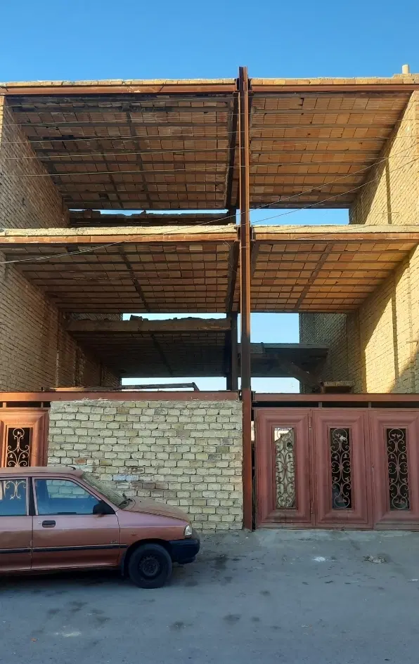 فروش خانه ۳ طبقه نیمه‌کاره زمین ۲۰۰ متر راوند