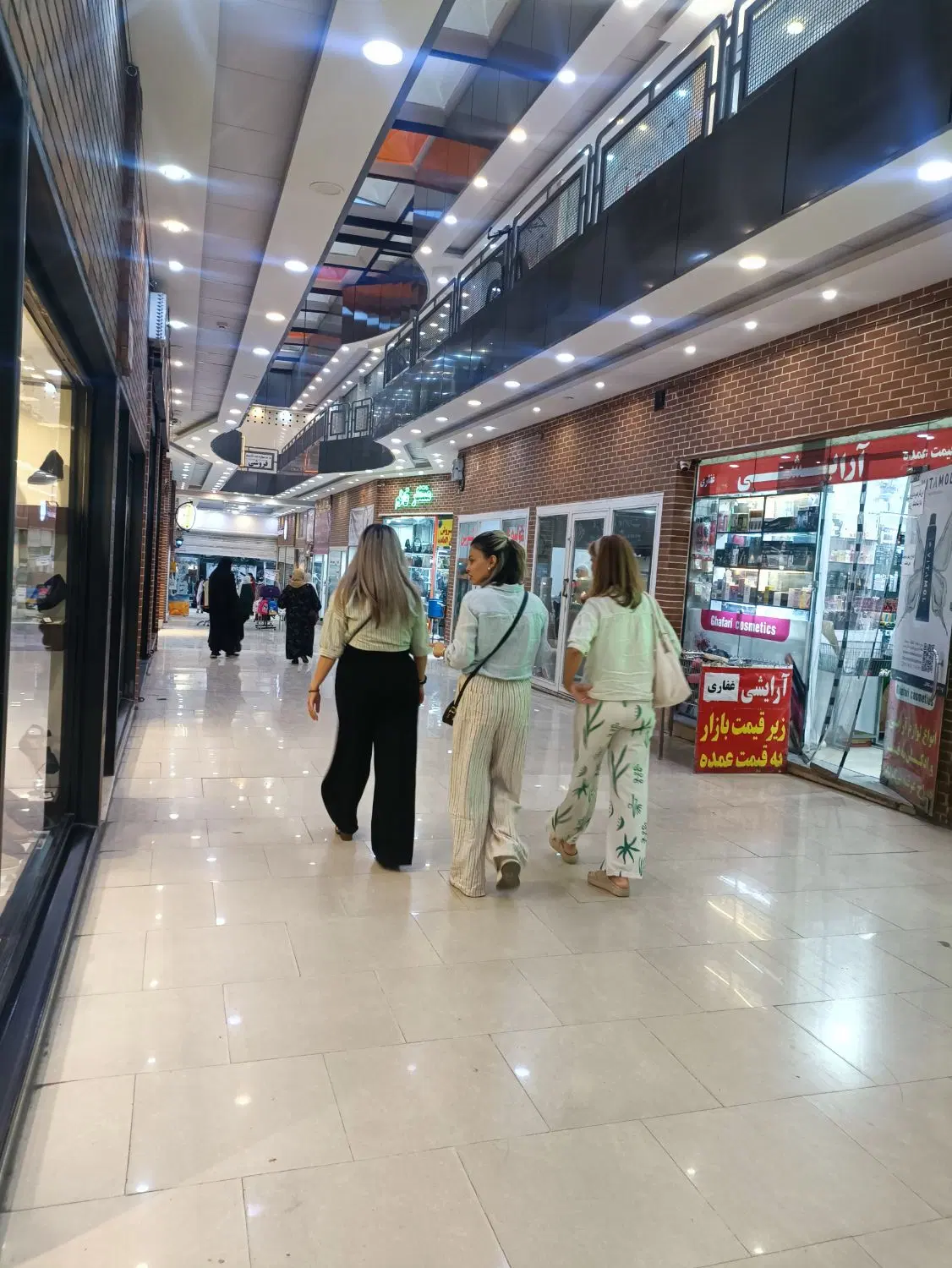 مغازه طلافروشی با سندملکیت همکف پاساژخیابان اصلی