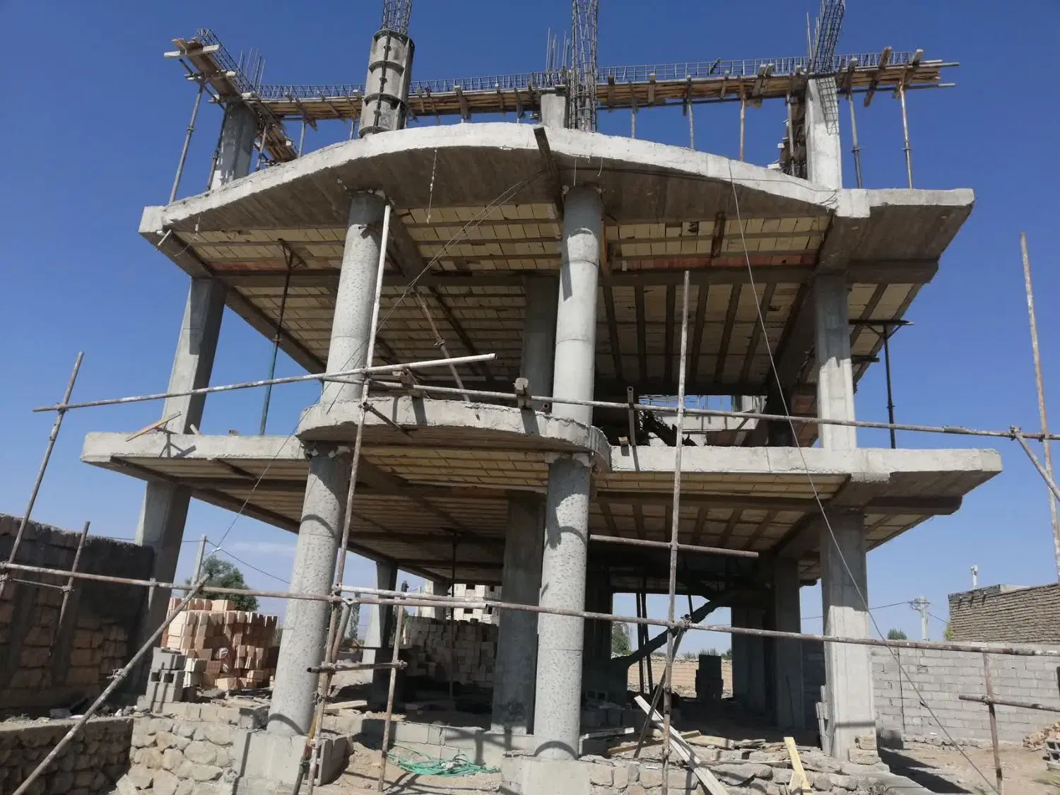 فروش ساختمان نیمه کاره در۴سقف.