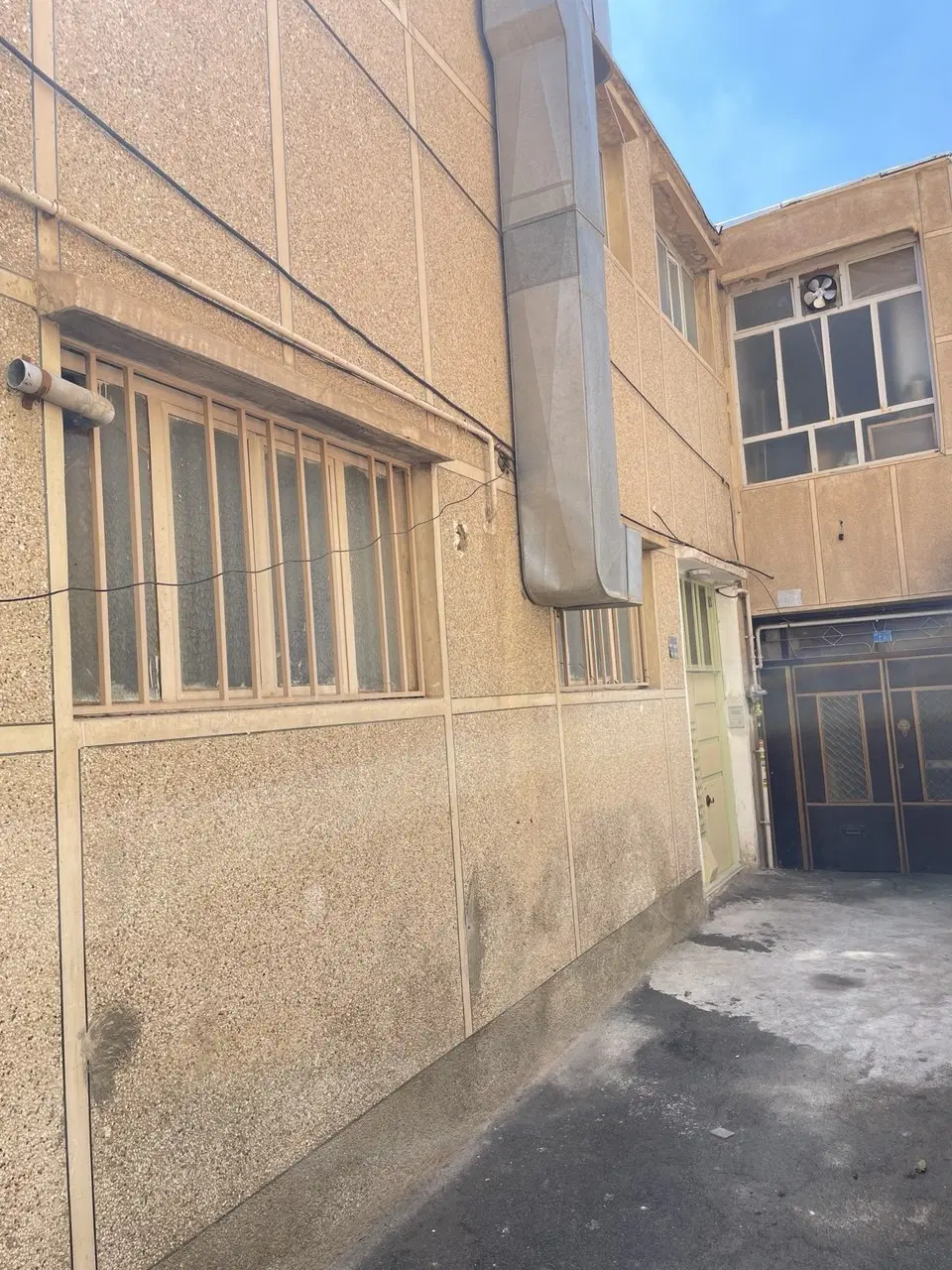 حیاط ویلایی ۲ طبقه مناسب دو خانواده