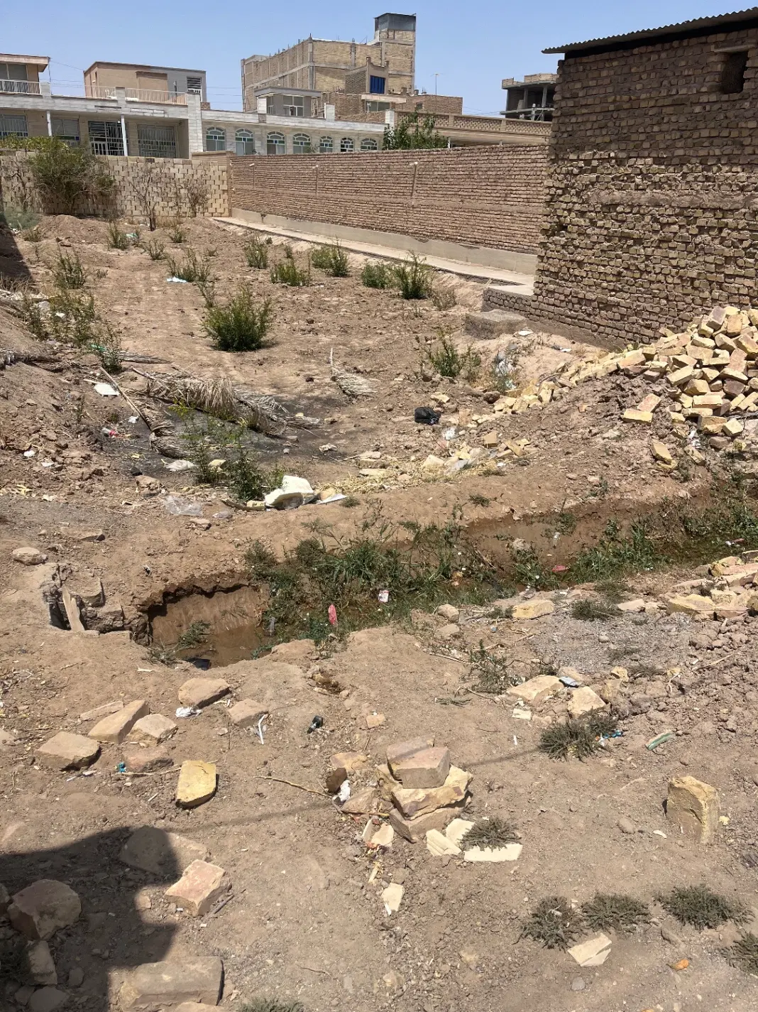 زمین امیر آباد