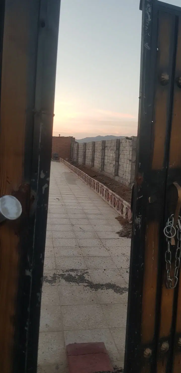 ۵۰۰متر باغچه دیوارکشی شده با ۵۰متر بنا