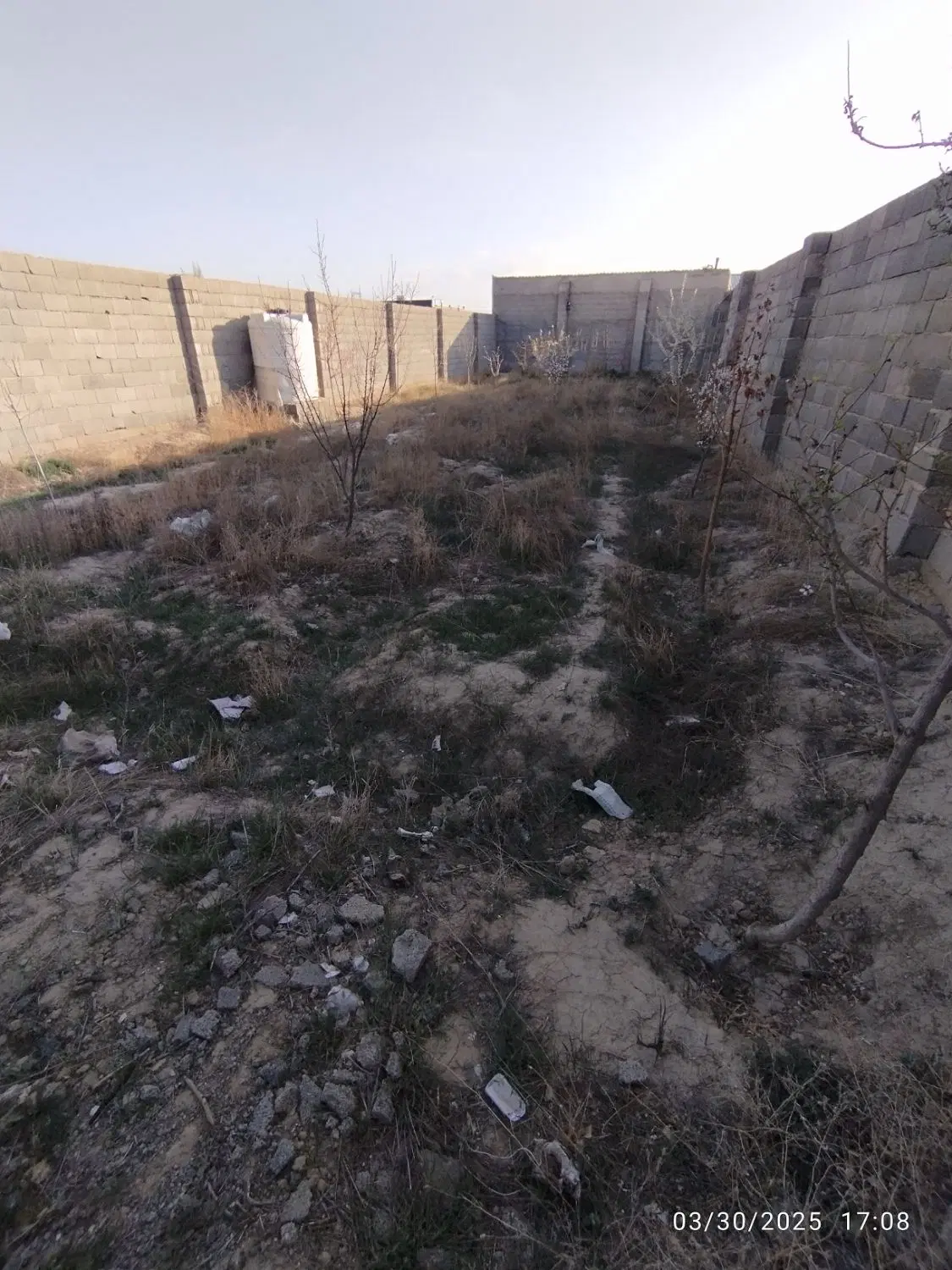 زمین چهار دیواری