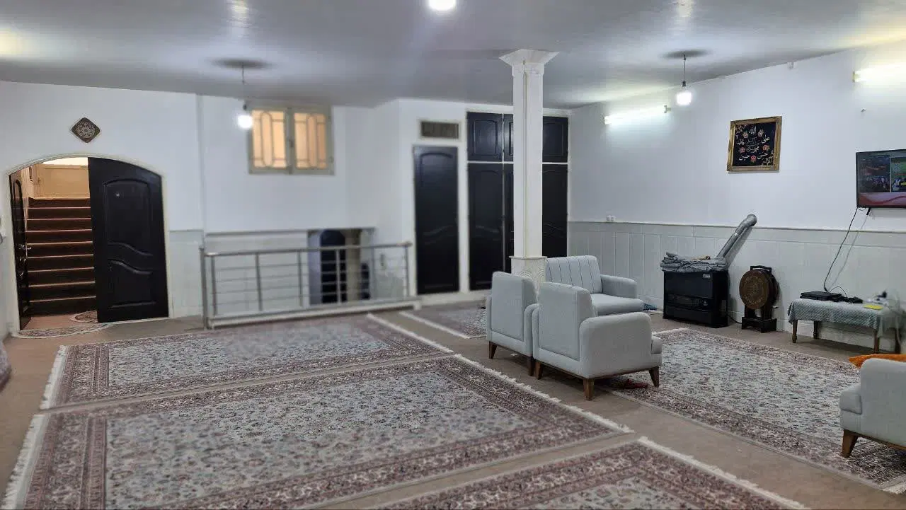 زیر زمین جنوبی مستقل حیاط دار بزرگ