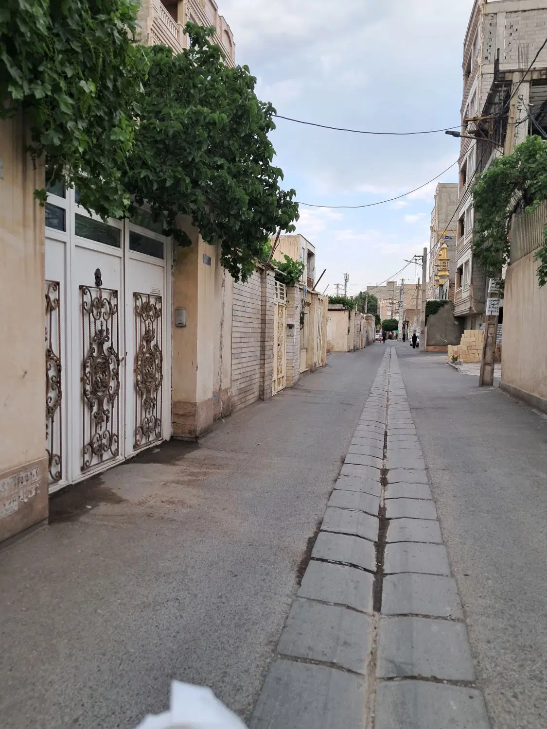 ۲۰۰مترویلا ۱۲۰بنادرشهر ملاردتهران۲ماشین در حیاط