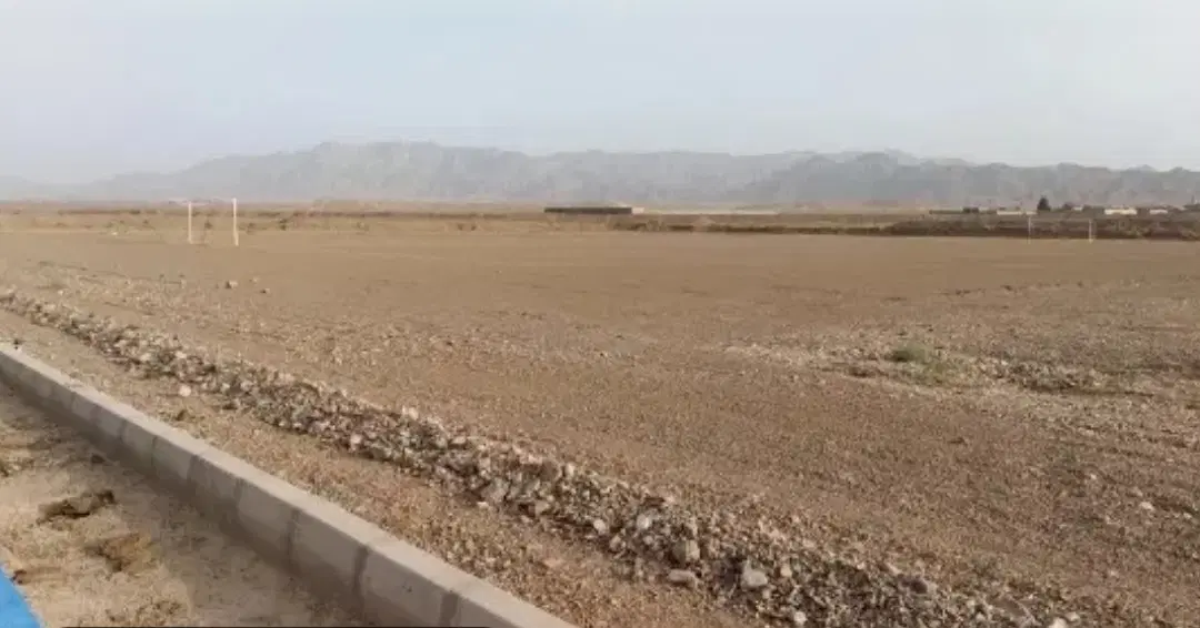 زمین ‌لخشک‌پلیس‌را‌ه‌به‌طرف‌جاده ‌بم