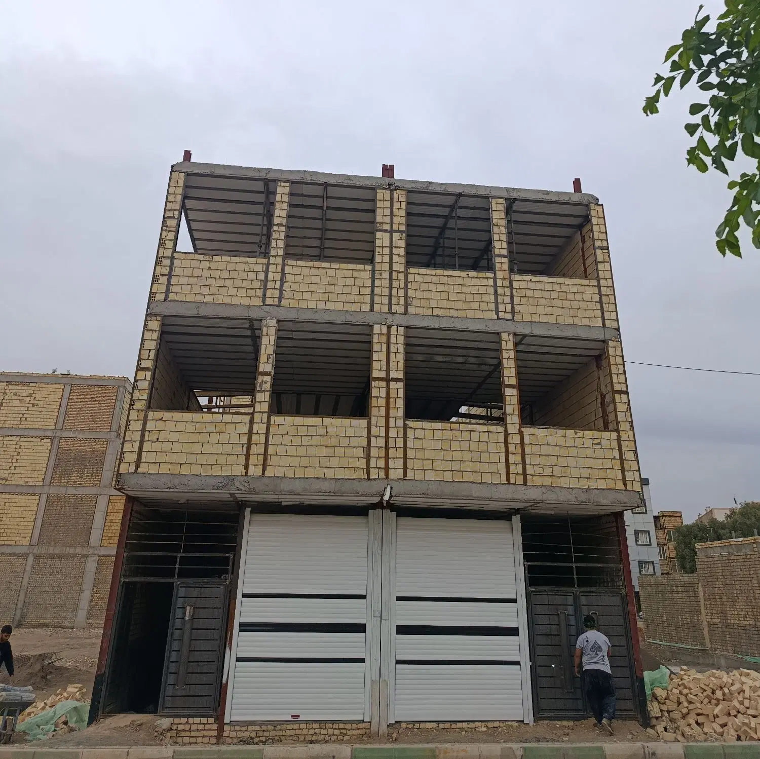 فروش خانه دوطبقه نیم نیمه کاره برخیابان