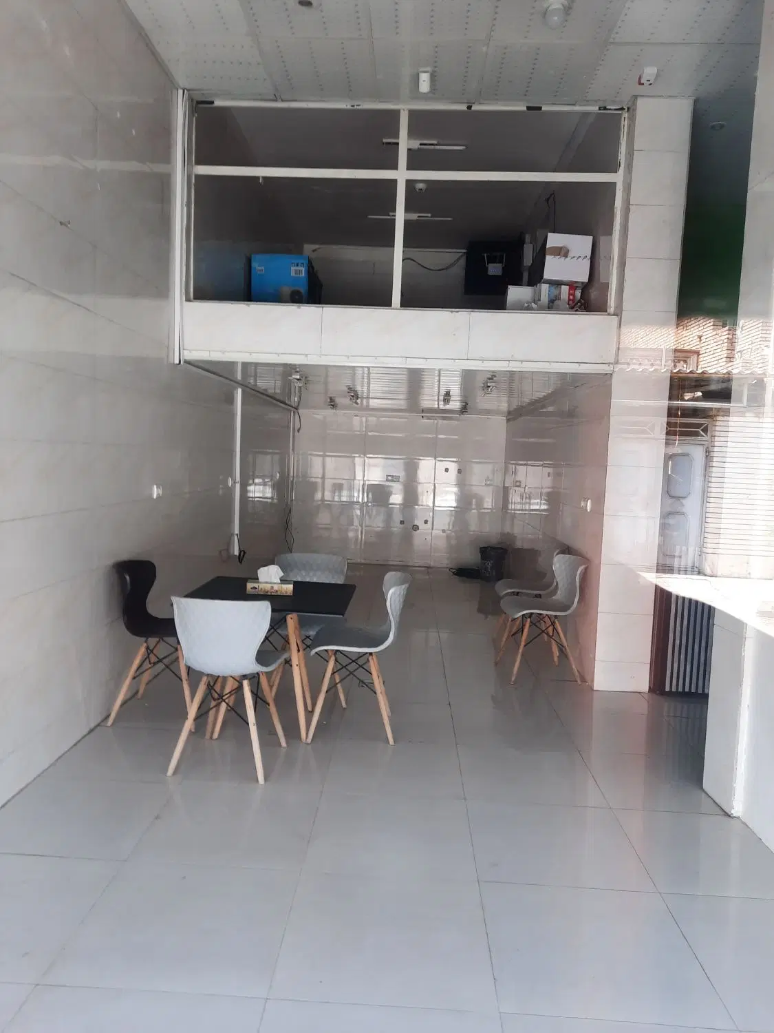 مغازه زیتون کارگری
