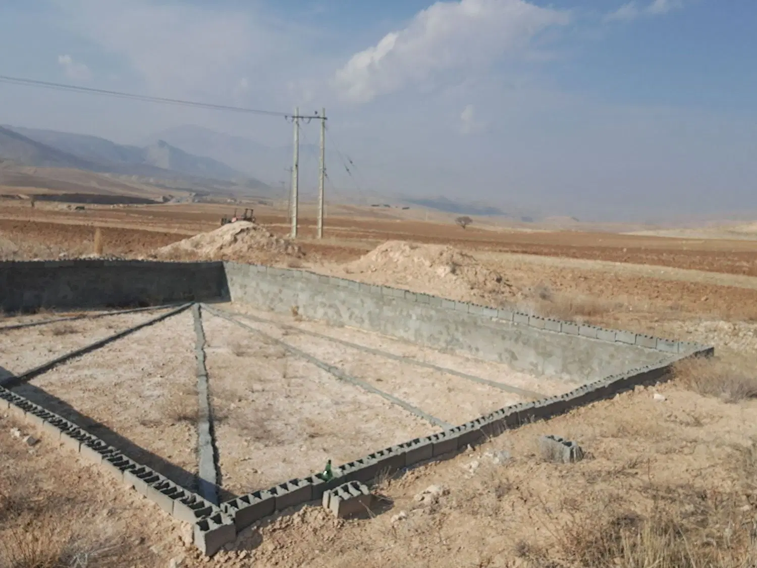 زمین زراعی دارای چاه عمیق و استخر