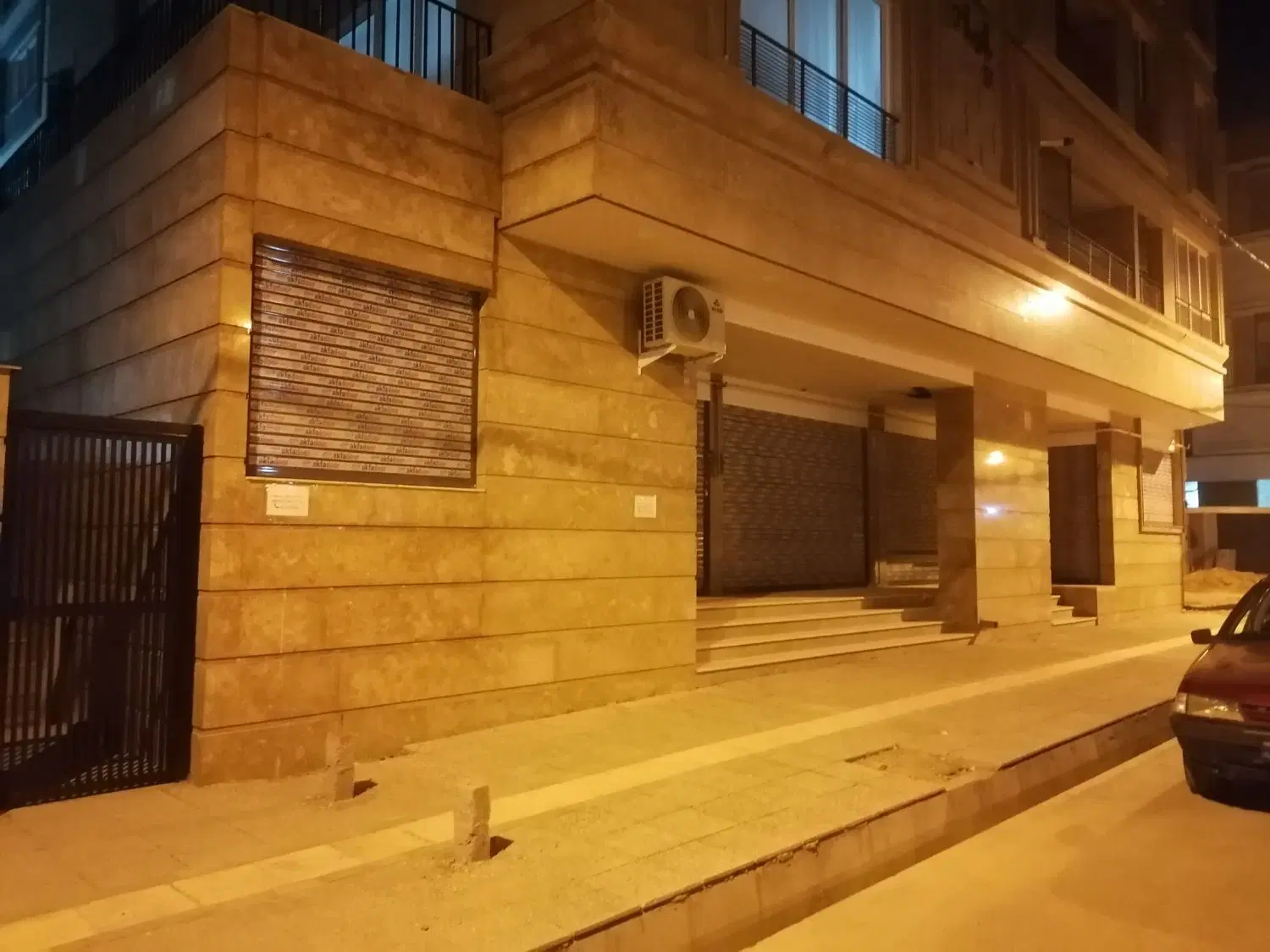رهن آرایشگاه مردانه با وسایل در محل درحال رشد