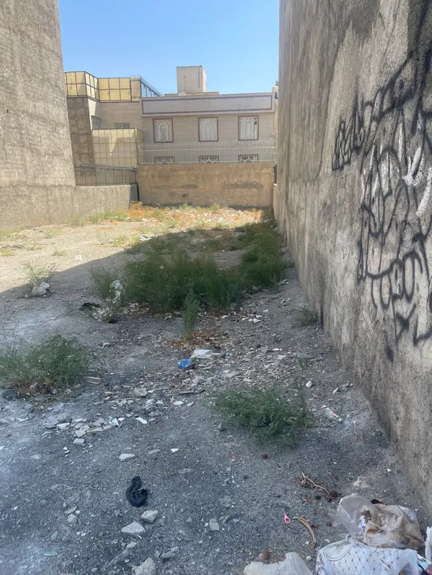 ملک ۲۰۰ متری جنوبی ،بر۱۱ متر،کوچه رز شهرک راه اهن