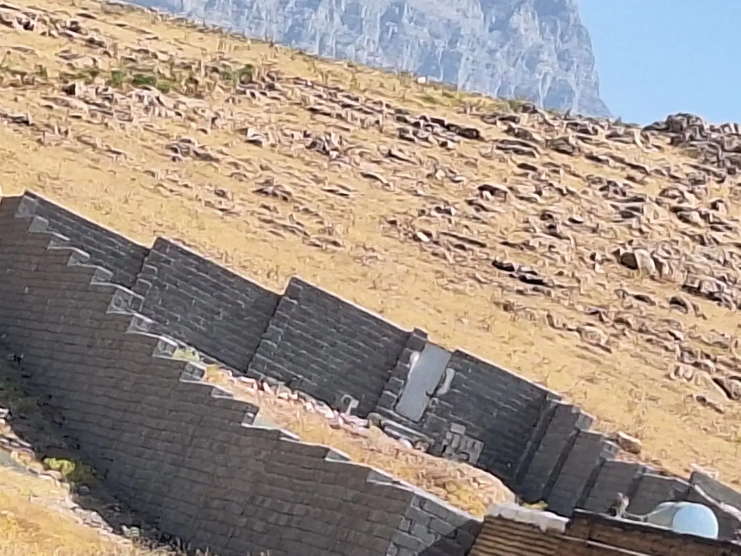 یک قطعه زمین دیوار کشی شده در روستای دهکبود