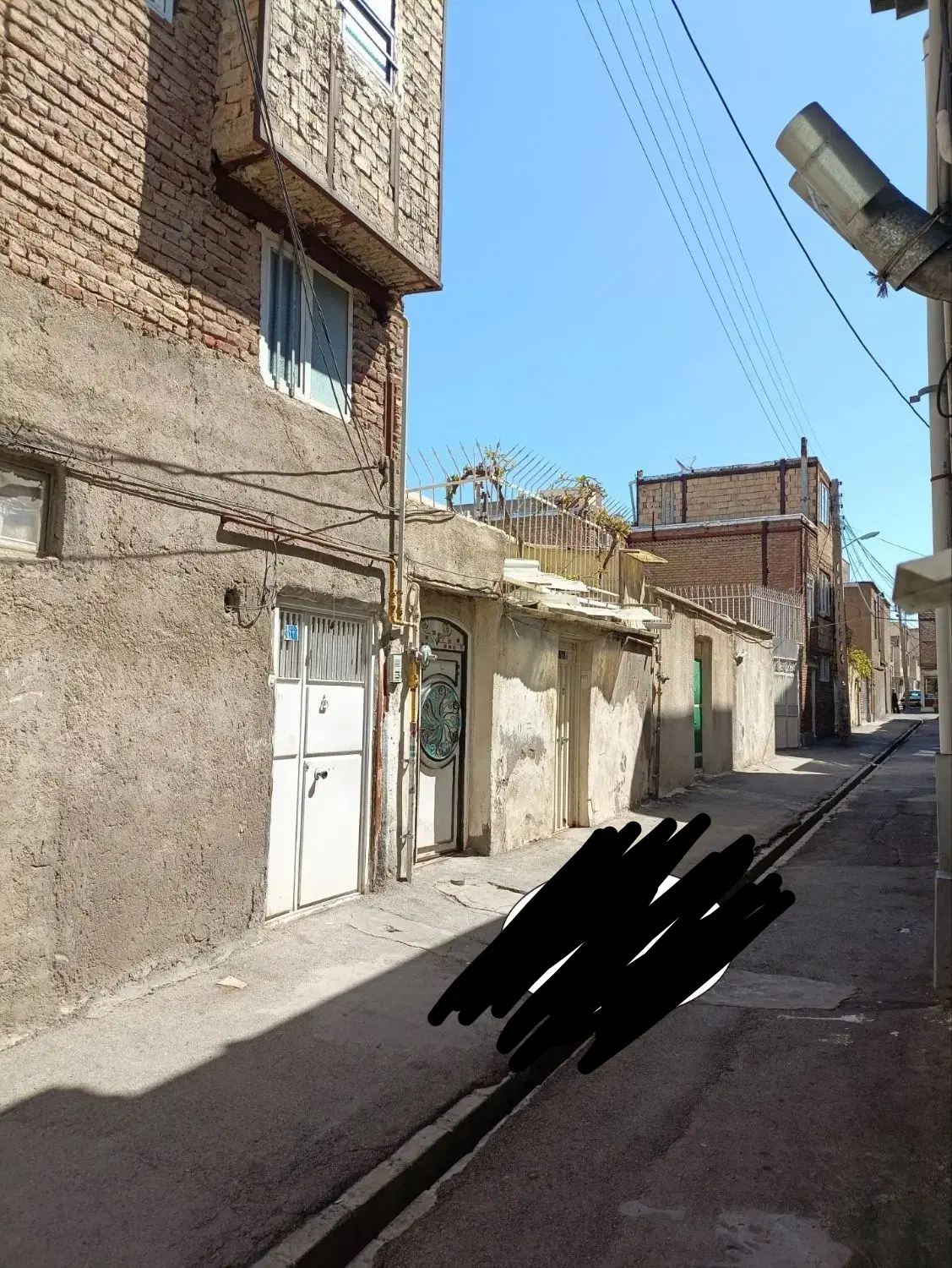 یک باب حیاط سه طبقه
