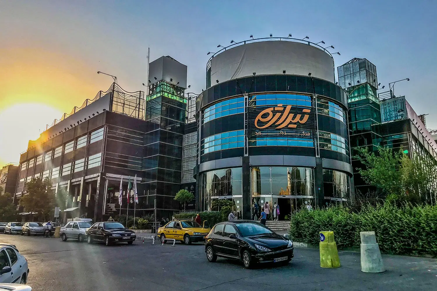 مغازه تیراژه اشرفی اصفهانی- 20 متر همکف- پلاک 1