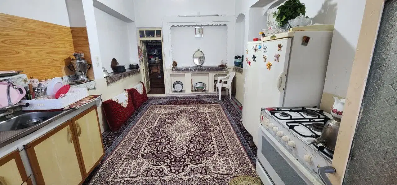 ملک ۴۰۰ متری فقط پول زمینش