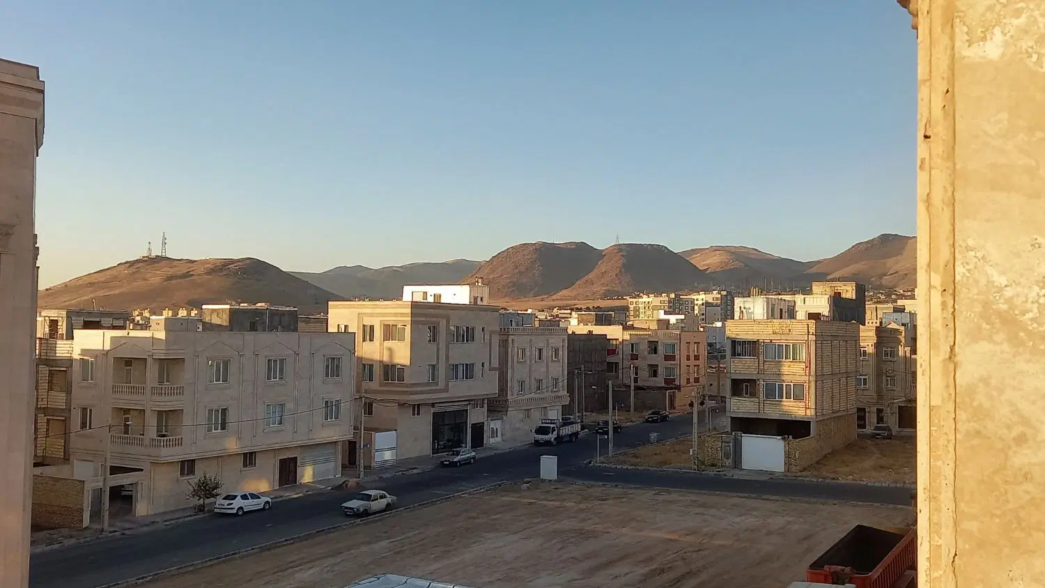 کوی نارون ۱۰۵ متری طبقه اخر خشک
