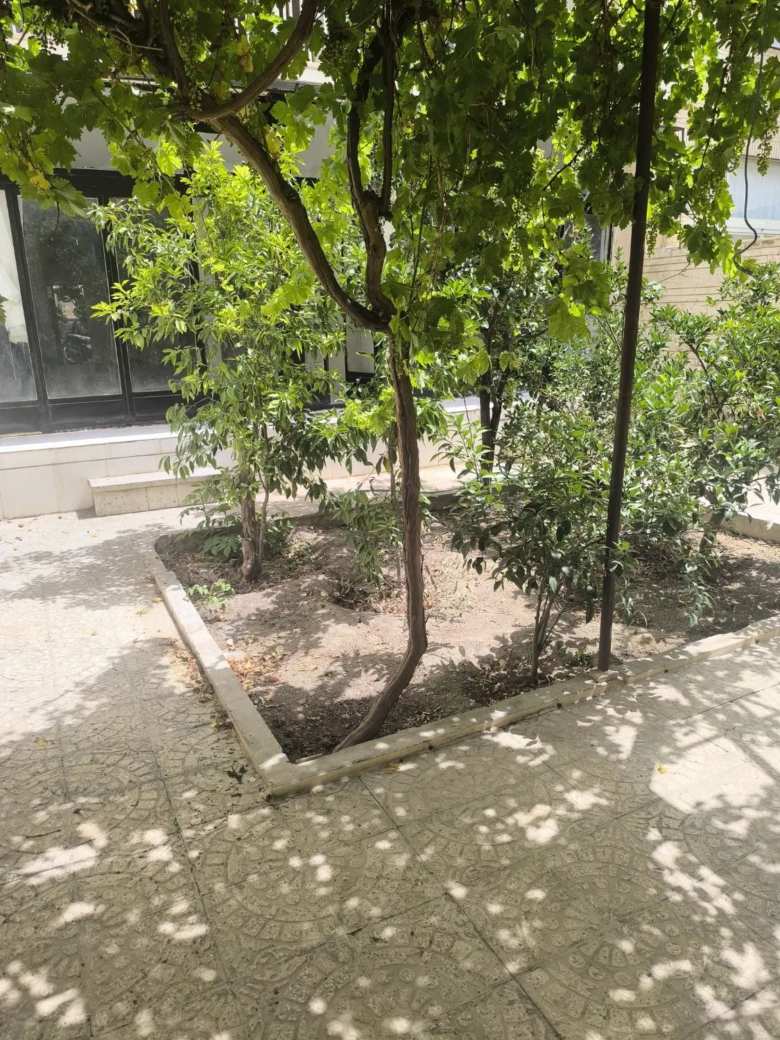 دوطبقه بر خیابان مبارزان شرقی