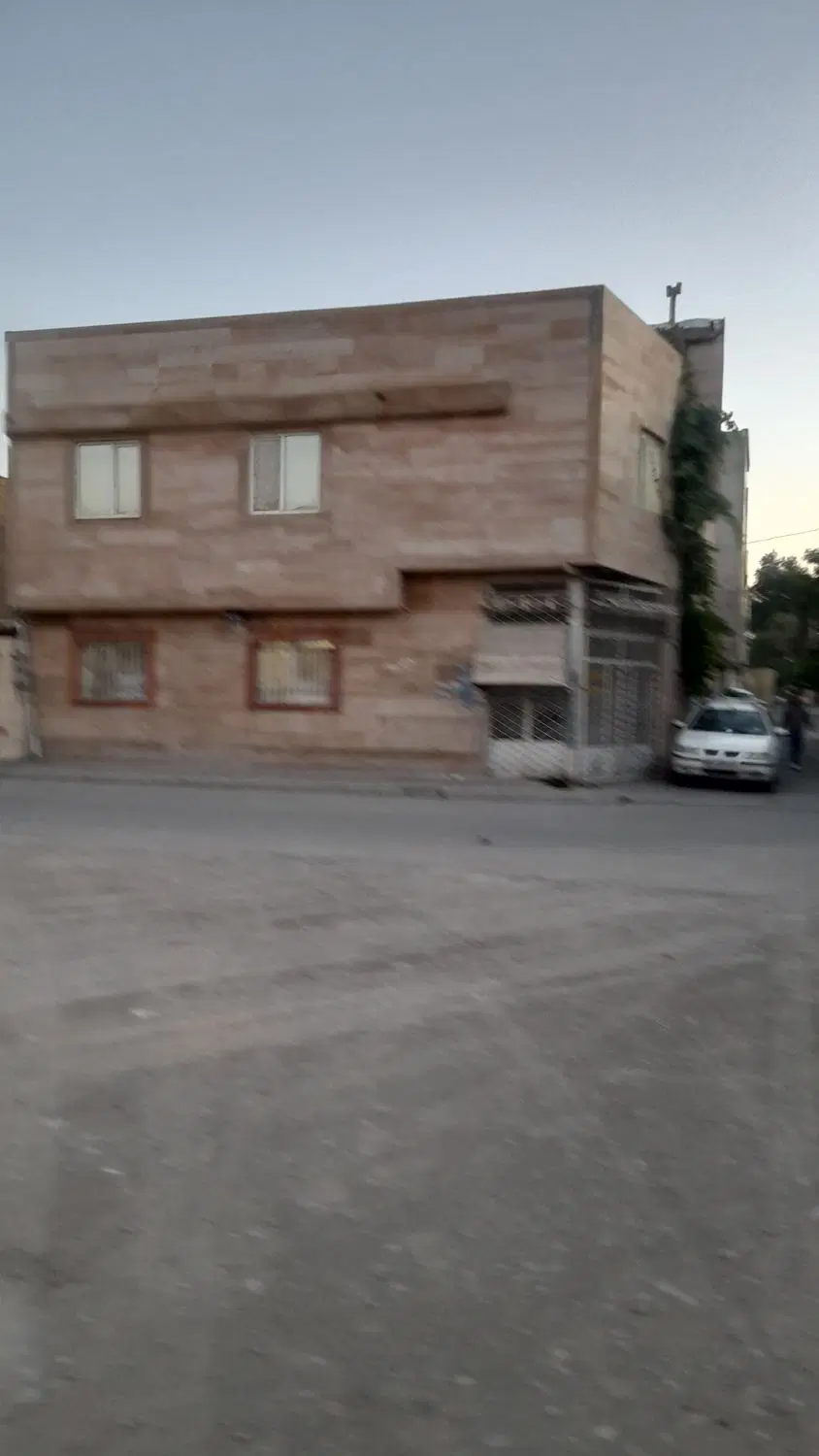 ویلایی دو طبقه 200 متر همراه مغازه