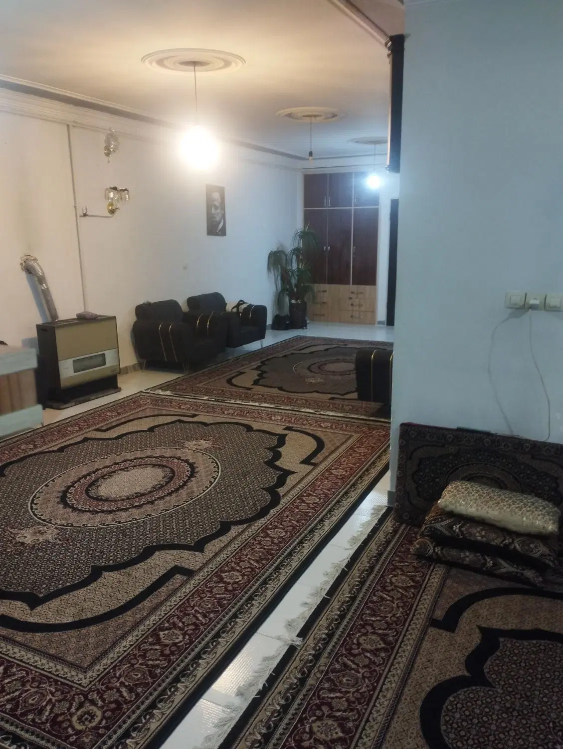 ملک مساحت 130متر طبقه اول حیاط دار کلا سه طبقه