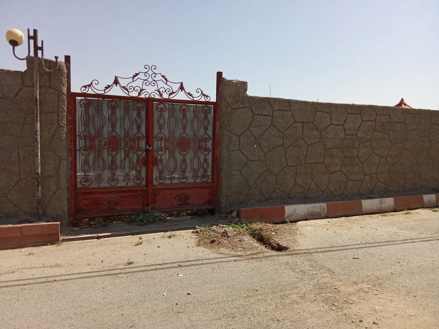 زمین چهار دیواری