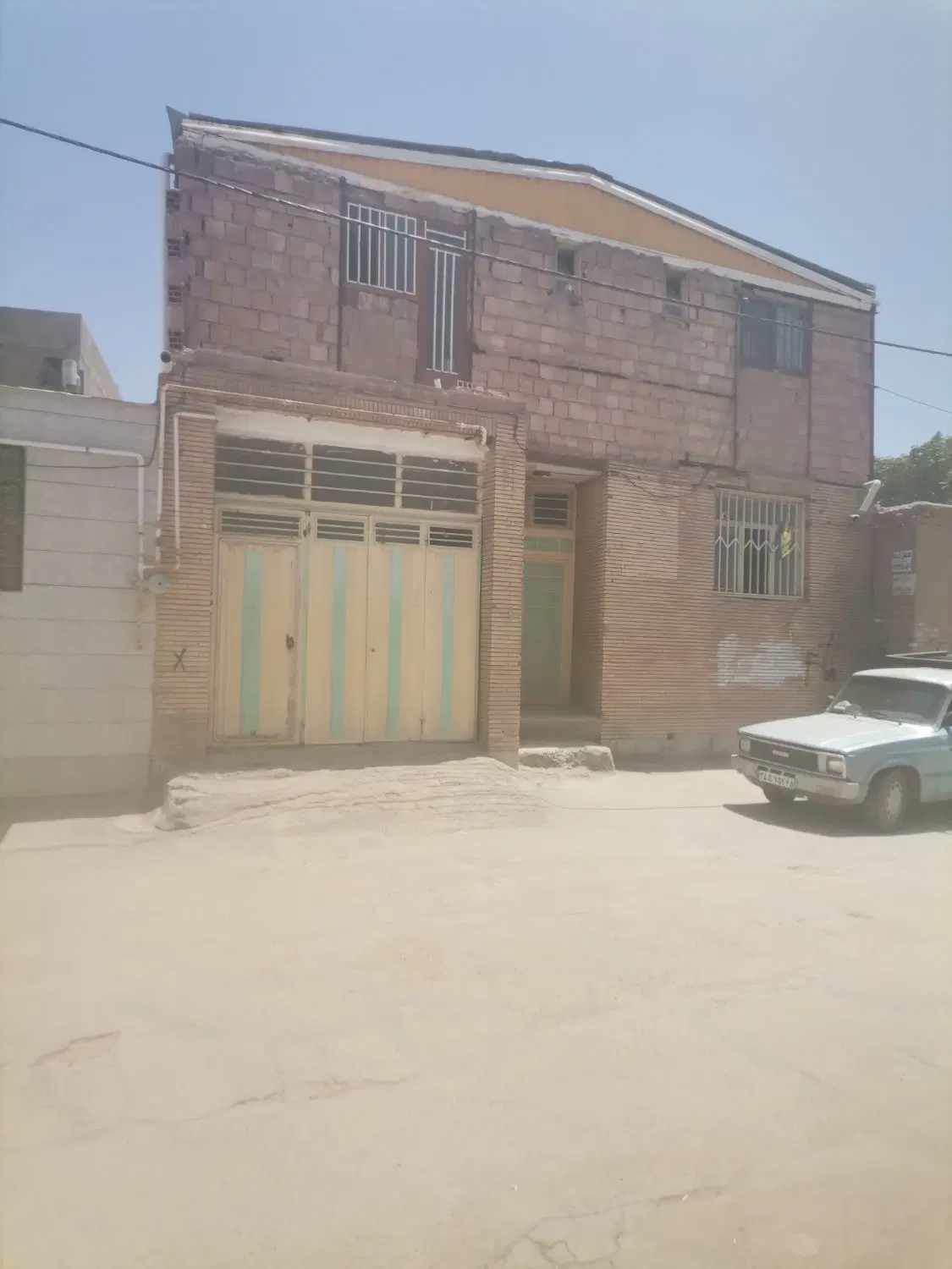 کرمان. ساختمان دوطبقه بلوار باستانی پاریزی