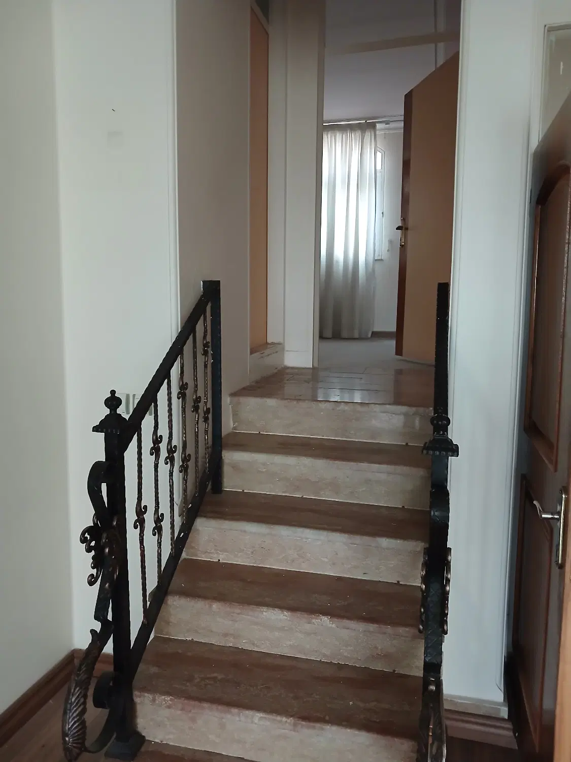 حیاط دو طبقه باغمیشه