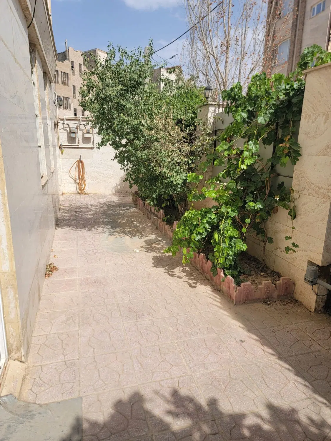 آپارتمان دوخوابه بلوار کرهرود روبروی داروخانه